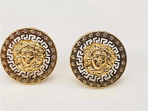 pendientes versace de oro hombre|Pendientes Versace de hombre 2024 .